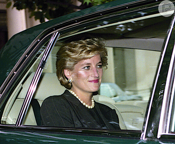 Princesa Diana morreu em um acidente automobilístico em agosto de 1997. O carro foi perseguido por um comboio de fotógrafos e o motorista disparou em velocidade altíssima