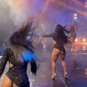 Um vídeo do show de Leonardo viralizou e o look das bailarinas roubou a cena