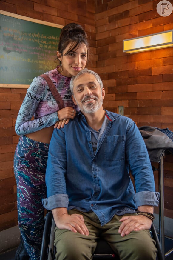 Luciano Mallmann, ator cadeirante, ao lado de Rayssa Bratillieri na novela Elas por Elas