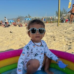 Filho de Viviane Araujo e Guilherme Militão, Joaquim, de 1 ano, se divertiu na praia neste feriado de 1º de maio de 2024