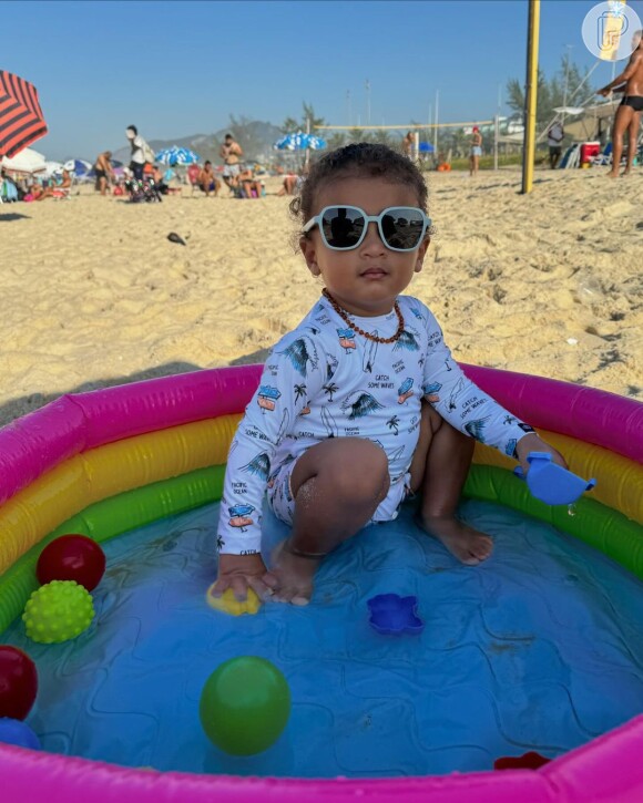 Filho de Viviane Araujo e Guilherme Militão, Joaquim, de 1 ano, se divertiu na praia neste feriado de 1º de maio de 2024
