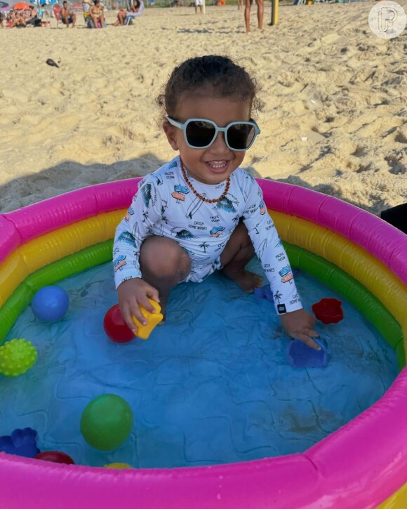Viviane Araujo e Guilherme Militão mostraram momento de diversão do filho, Joaquim, de 1 ano, na praia