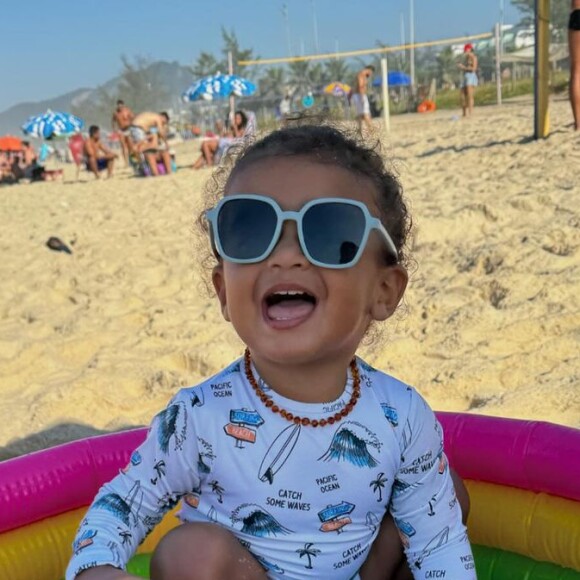 Filho de Viviane Araujo e Guilherme Militão, Joaquim teve dia de lazer na praia