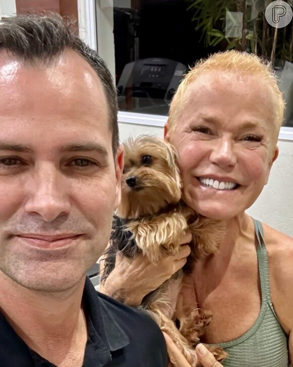 Xuxa posou com sua cachorrinha Doralice no colo em um clique junto com o personal Marcio Lui