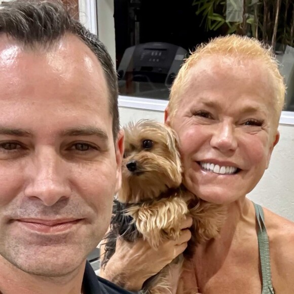 Xuxa posou com sua cachorrinha Doralice no colo em um clique junto com o personal Marcio Lui