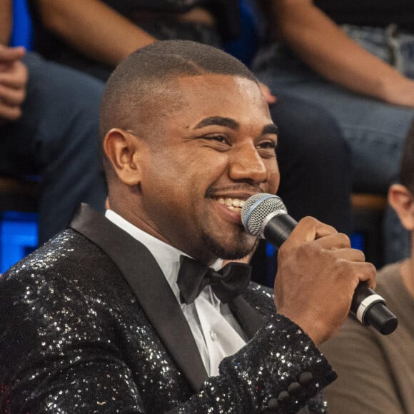 Davi, campeão do 'BBB 24', culpou Mani Rego pelo fim do namoro durante participação no 'Altas Horas', exibido em 5 de maio de 2024