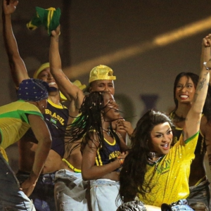 Nem álbum, nem selfie: o presente que Madonna deu para os jovens que tocaram no show de Copacabana