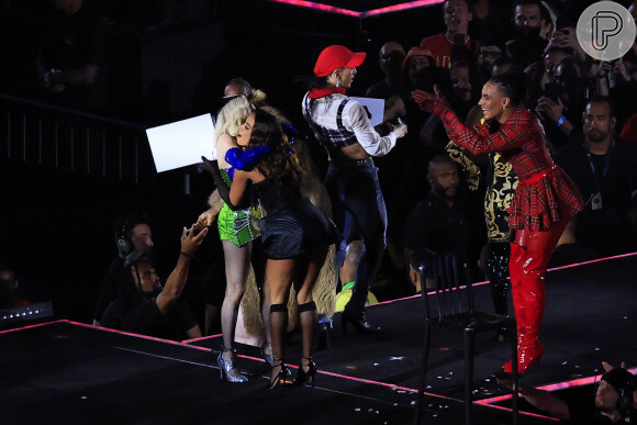 Anitta completou a lista de artistas brasileiras que subiram ao palco com Madonna