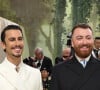 Sam Smith usou uma saia por baixo do blazer preto, para quebrar os padrões de gênero, no MET Gala 2024