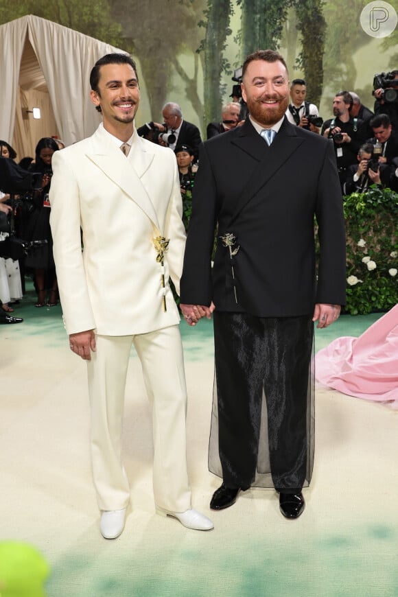 Sam Smith usou uma saia por baixo do blazer preto, para quebrar os padrões de gênero, no MET Gala 2024