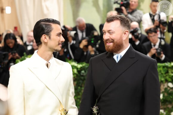 Sam Smith e Christian Cowan deram as mãos no tapete vermelho do MET Gala 2024