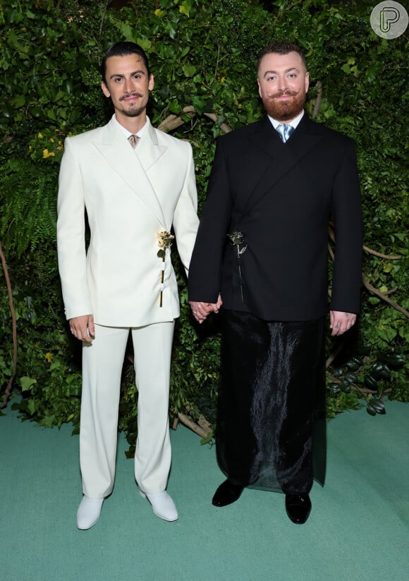 Sam Smith fez sua estreia no MET Gala ao lado do namorado