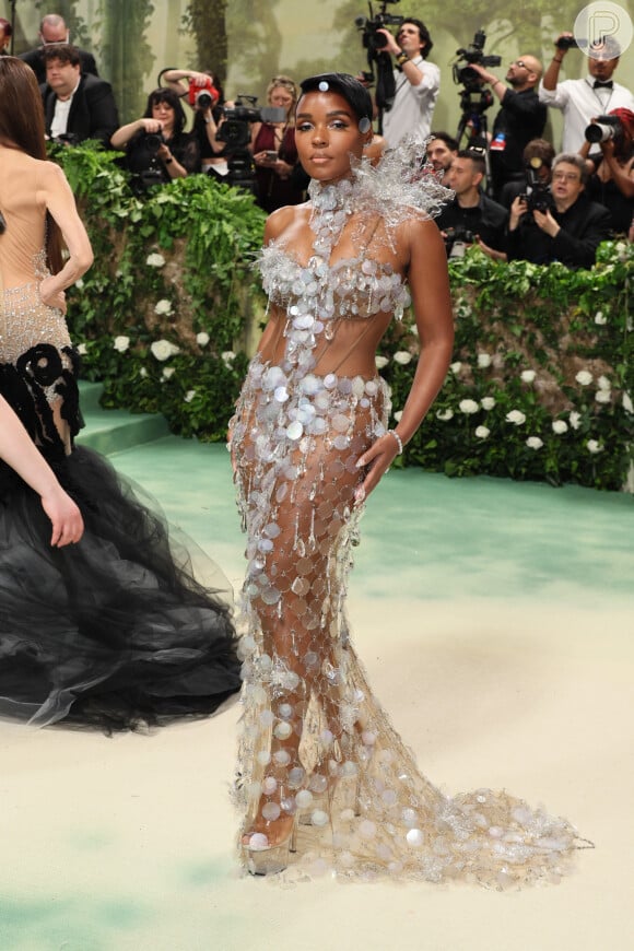 MET Gala 2024: Janelle Monáe apostou em um look com lantejoulas holográficas que a remeteu ao fundo do mar