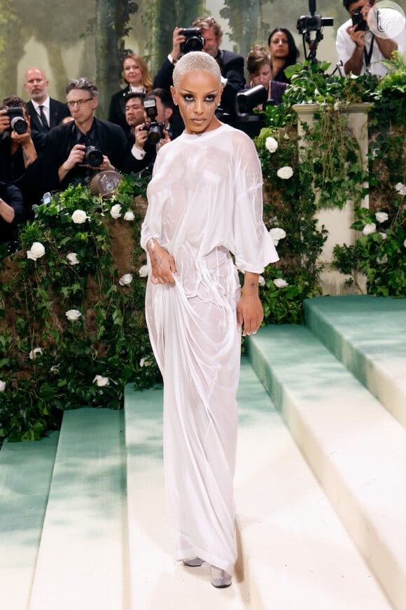 Dja Cat apostou em um vestido branco encharcado para o MET Gala 2024 e deixou todo seu corpo, nú, à mostra