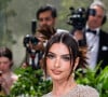 MET Gala 2024: a modelo Emily Ratajkowski teve o look mais ousado da noite: completamente nua, a modelo mostrou seu corpo em um tecido transparente 