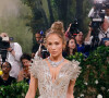 Anfitriã do MET Gala 2024, Jennifer Lopez destacou suas belas curvas em um vestido transparente e bastante estiloso