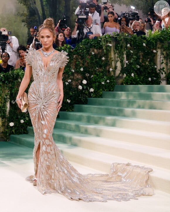 Anfitriã do MET Gala 2024, Jennifer Lopez destacou suas belas curvas em um vestido transparente e bastante estiloso