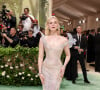 Um dos mais elogiados looks do MET Gala 2024 foi o da atriz Elle Fanning. Ela escolheu um vestido transparente com flores esculpiads em gelo naos ombros 