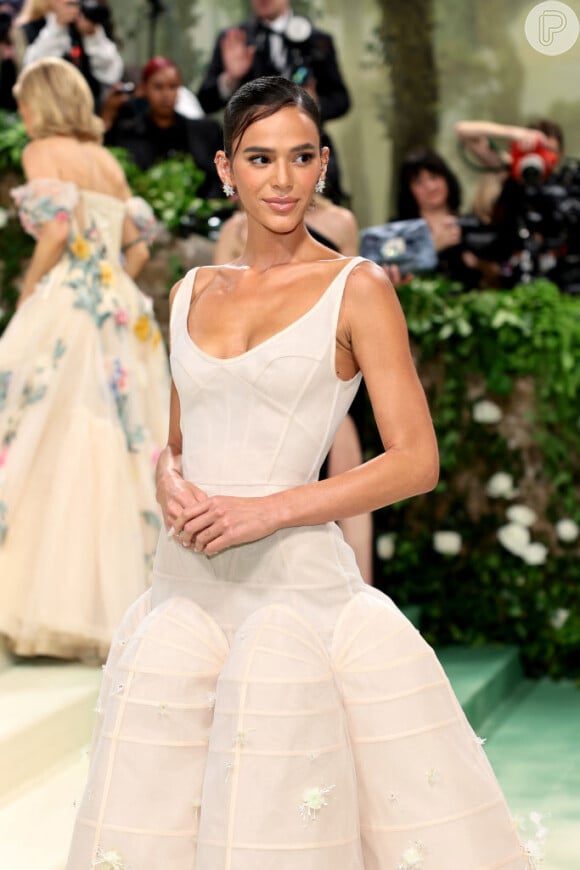 Bruna Marquezine apostou em maquiagem simples mas sofisticada para o Met Gala 2024