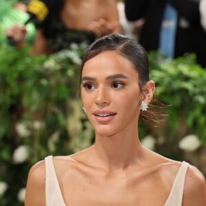 Maquiador de Bruna Marquezine revela produtos usados pela atriz no Met Gala 2024