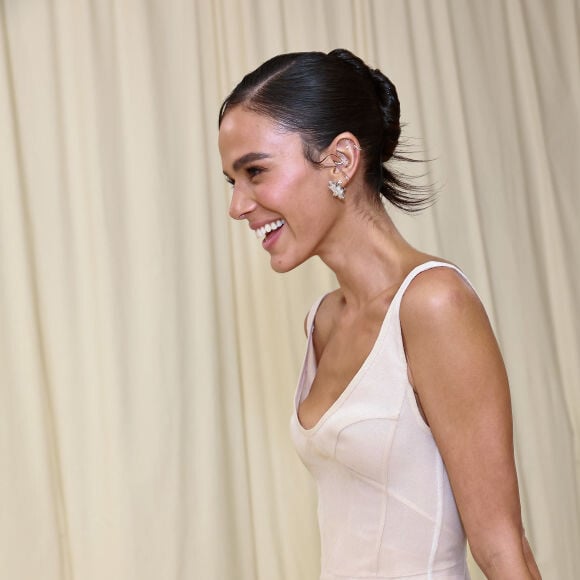 Bruna Marquezine usou apenas produtos da Yves Saint-Laurente em sua maquiagem do Met Gala 2024