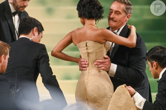 MET Gala 2024: Tyla teve a ajuda de outras pessoas para andar no evento, por conta do vestido de areia longo