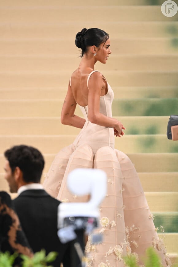 A equipe da estilista apresentou à Bruna Marquezine mais de 20 versões diferentes do vestido antes de decidirem pela versão que enfeitava os degraus do Met Gala
