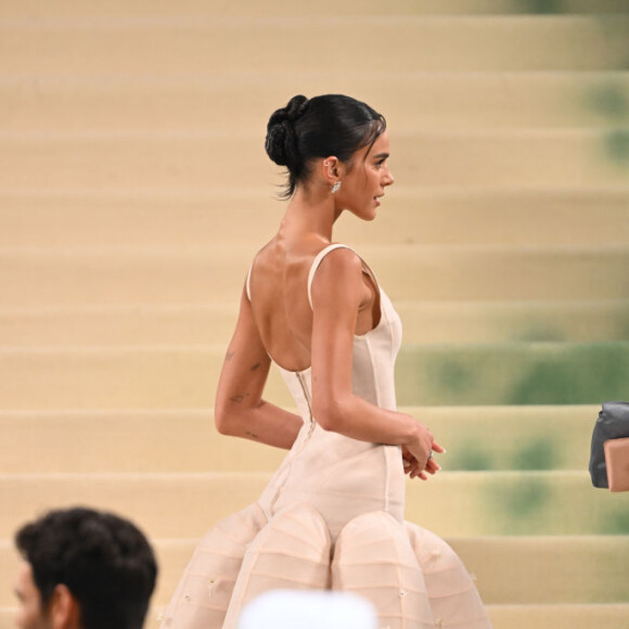 A equipe da estilista apresentou à Bruna Marquezine mais de 20 versões diferentes do vestido antes de decidirem pela versão que enfeitava os degraus do Met Gala
