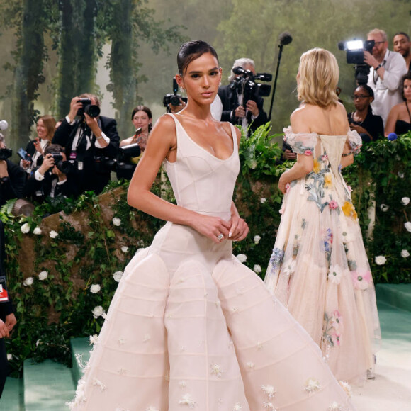 Quando o assunto é beleza, com a ajuda de seu maquiador de longa data Henrique Martins e da YSL Beauty, Bruna Marquezine optou pelo que ela descreve como um "look nu etéreo"