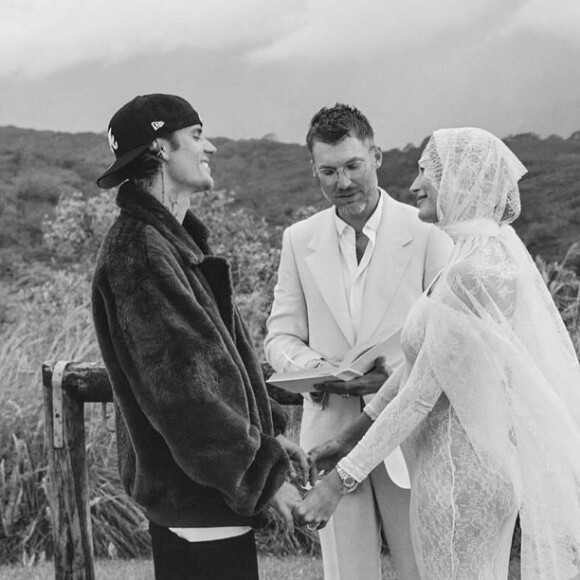 Look usado por Hailey Bieber em anúncio de gravidez e renovação de votos com Justin Bieber foi feito exclusivamente para ela