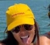 Anitta apareceu em um passeio de barco usando um boné com a frase 'gostosa' e fãs perceberam que Peso Pluma também!