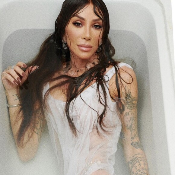 Maya Massafera faz foto sexy dentro da banheira e deixa look transparente