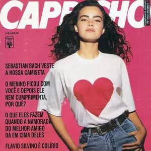 'Levar a vida no peito': para a Capricho, mais uma vez, Ana Paula Arósio surgiu com lookzinho bastante despojado e de calça jeans