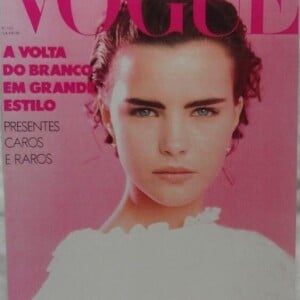 E essa raridade aqui? Para a Vogue Brasil, Ana Paula Arósio foi fotografada de cabelos curtinhos destacando suas belas sobrancelhas
