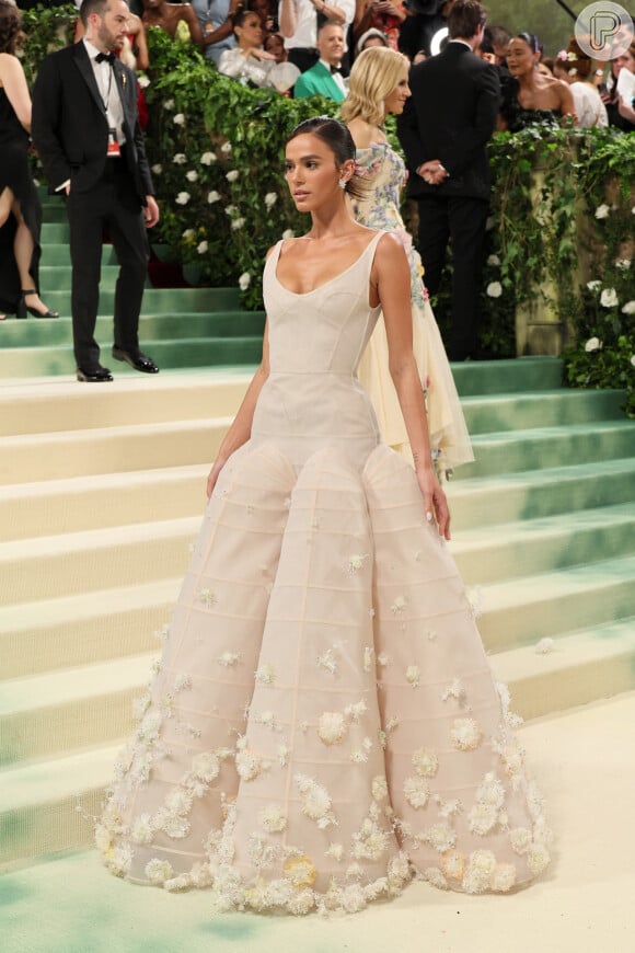 Bruna Marquezine usou vestido de tons claros e modelo cintura baixa da marca Tory Bursch para Met Gala 2024