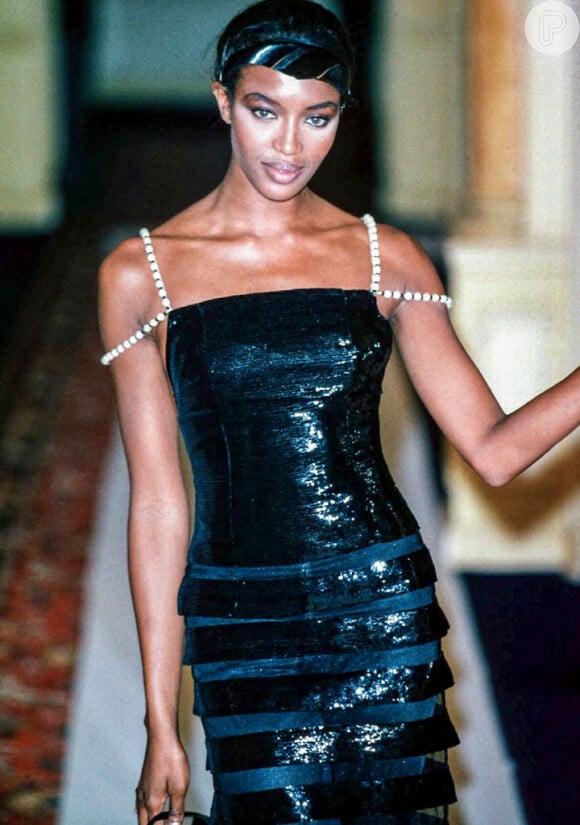 O vestido preto de lantejoulas - parte do outono de 1997 do falecido Karl Lagerfeld - originalmente saiu das passarelas há mais de duas décadas