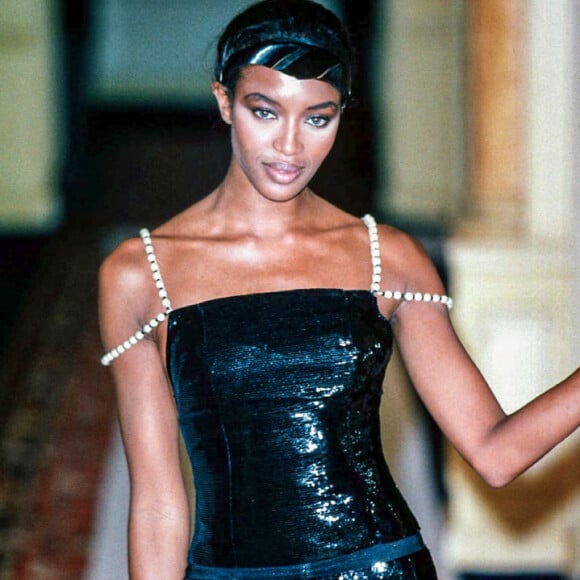 O vestido preto de lantejoulas - parte do outono de 1997 do falecido Karl Lagerfeld - originalmente saiu das passarelas há mais de duas décadas