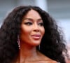 Naomi Campbell: Seu cabelo para o desfile também estava dramaticamente penteado para trás, enquanto em Cannes estava solto e com cachos escovados