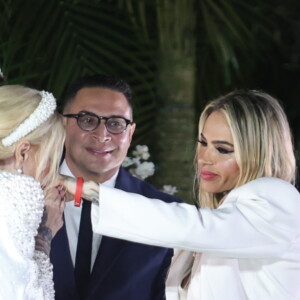 Monique Evans se casou com a DJ Cacá Werneck na noite da última quinta-feira (16)