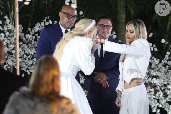 Monique Evans se casou com a DJ Cacá Werneck na noite da última quinta-feira (16)