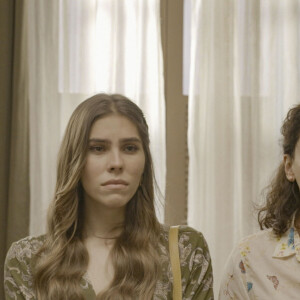 Buba (Gabriela Medeiros), José Augusto (Renan Monteiro) e Meire (Malu Galli) ficam aterrorizados com o comportamento de Humberto (Guilherme Fontes).