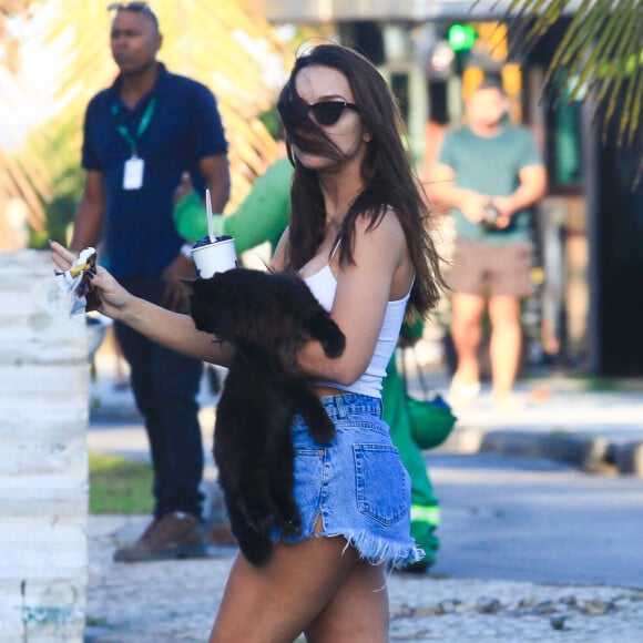 Rafa Kalimann foi flagrada deixando uma praia na Barra da Tijuca nesta quarta-feira (22)