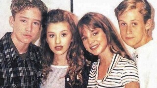 Nos anos 90, esses quatro jovens apresentaram juntos um programa infanto-juvenil e hoje são grandes estrelas da música e do cinema. Reconhece?