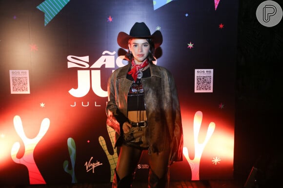 Bruna Marquezine arrasou no look de cowgirl para show de Juliette em prol das vítimas da tragédia das chuvas no RS