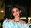 Bruna Marquezine usou vestido preto da Pucci com plumas verdes no decote ombro a ombro no sorteio das escolas de samba do Rio de Janeiro no Carnaval 2025