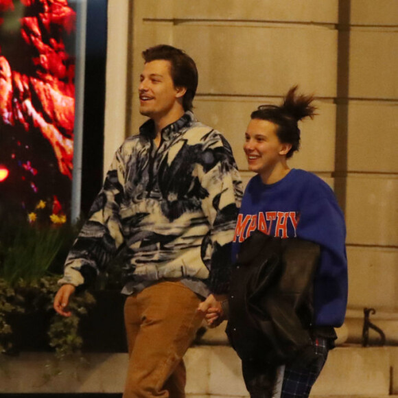 O modelo fez a pergunta colocando um anel dentro de uma concha durante um mergulho e surpreendeu a amada