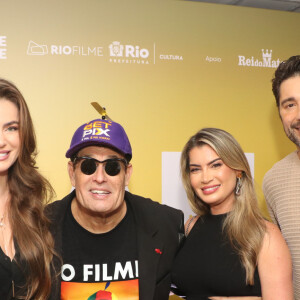 Sérgio Mallandro com Victor Pecoraro e Rayanne Morais ao lançar seu filme em 28 de maio de 2024