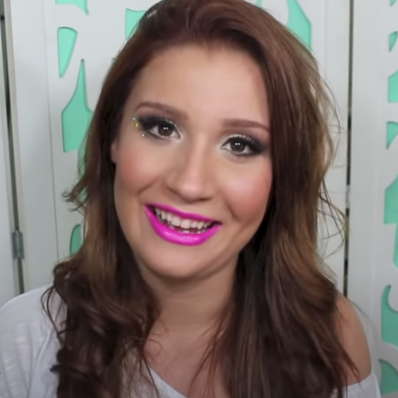 Em determinado tempo, a 'Boca Rosa' deixou os cabelos loiros para um moreno iluminado