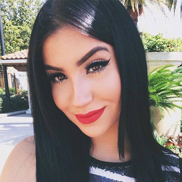 Bianca Andrade foi sua maior divulgadora. Sempre maquiada nas redes sociais, influenciadora destacava seus próprios produtos