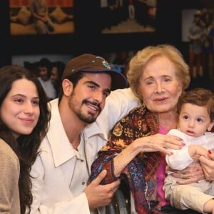 Glória Menezes, aos 89 anos e de cadeira de rodas, dá colo para filho de Claudia Raia Luigi em rara aparição. Foto!